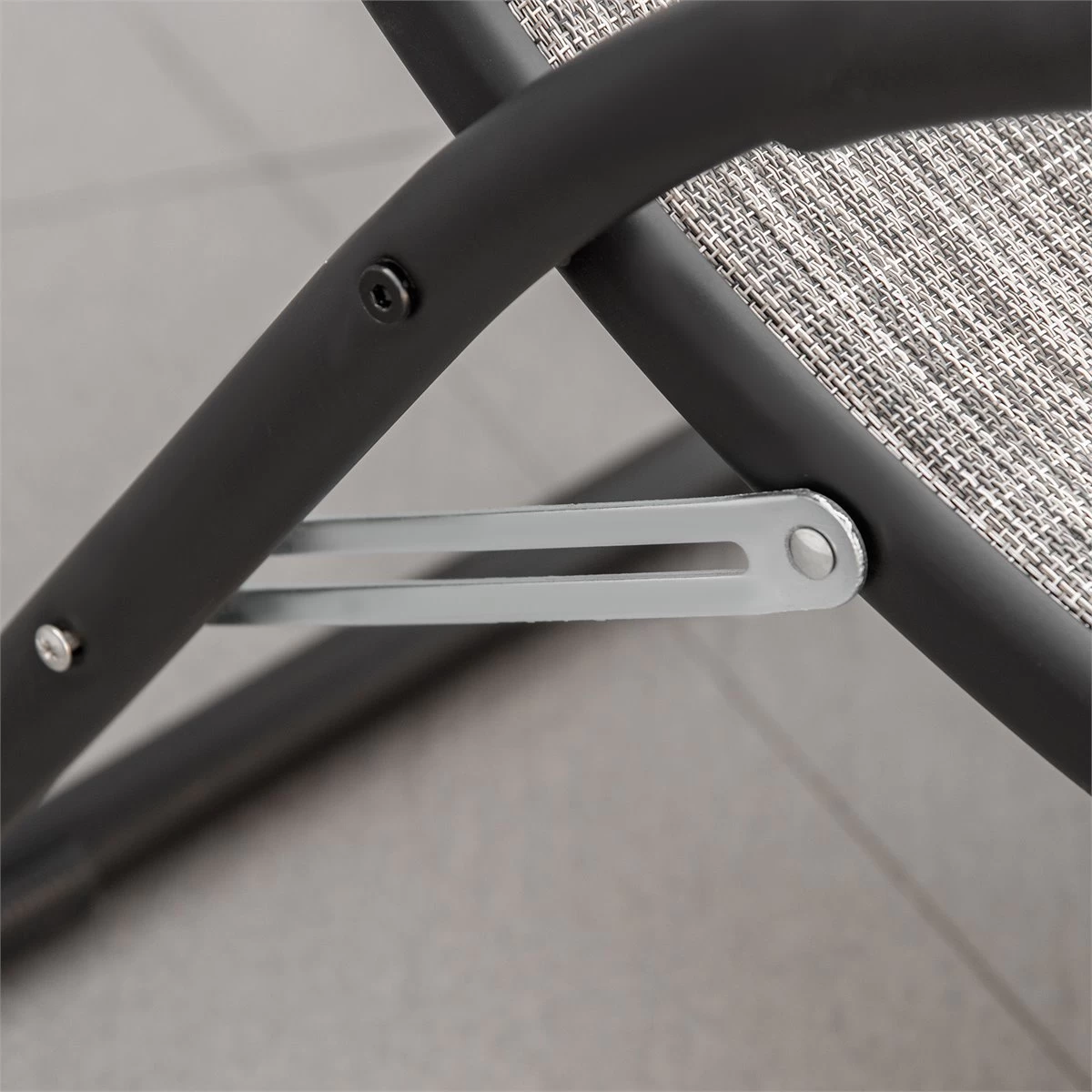 Outsunny Tumbona Plegable De Jardín Con Reposabrazos Reposapiés Respaldo Transpirable Y Marco De Metal Ergonómico Para Terraza Playa Camping 170x62x68 Cm Gris 11 Outsunny Tumbona Plegable De Jardín Con Reposabrazos Reposapiés Respaldo Transpirable Y Marco De Metal Ergonómico Para Terraza Playa Camping 170x62x68 Cm Gris - Imagen 9