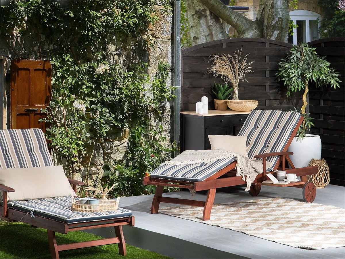 Tumbona De Jardín Madera Con Ruedas Cojín Rayas Azul Beige TOSCANA 3 Tumbona De Jardín Madera Con Ruedas Cojín Rayas Azul Beige TOSCANA